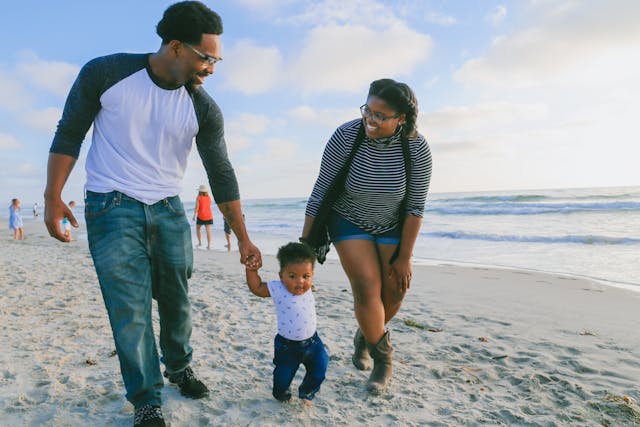 gulf-shores-family-lifestyle A happy family walking along the Gulf Shores shoreline.